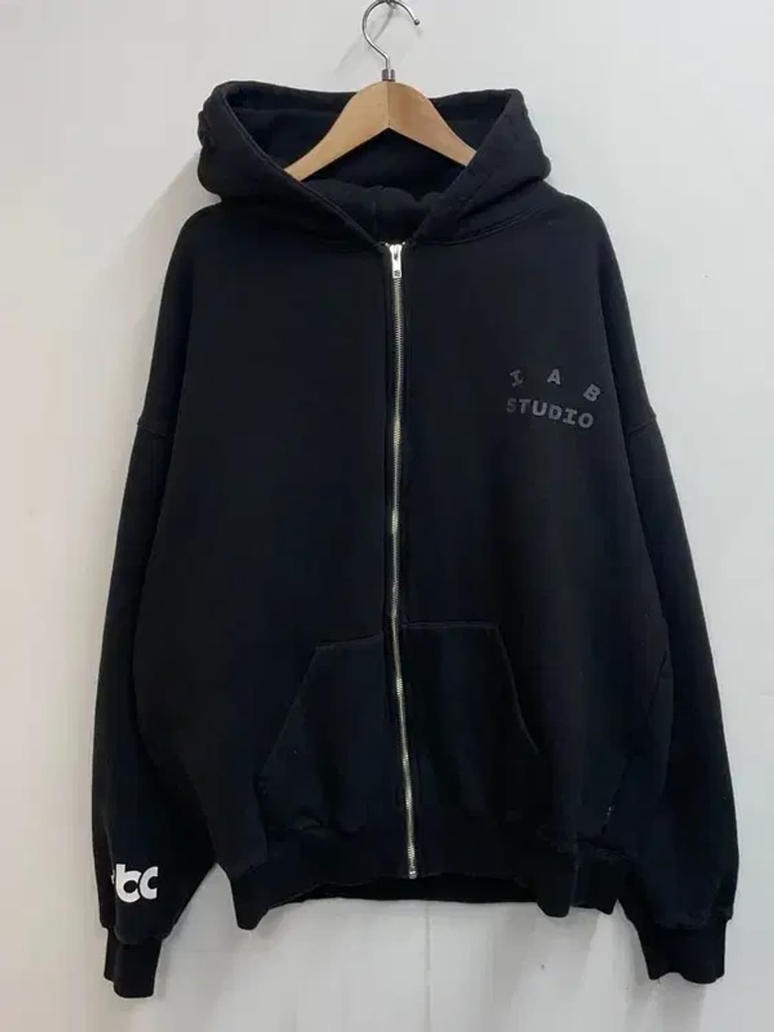 XL 아이앱스튜디오 X JTBC 후드 집업 블랙 상품이미지2