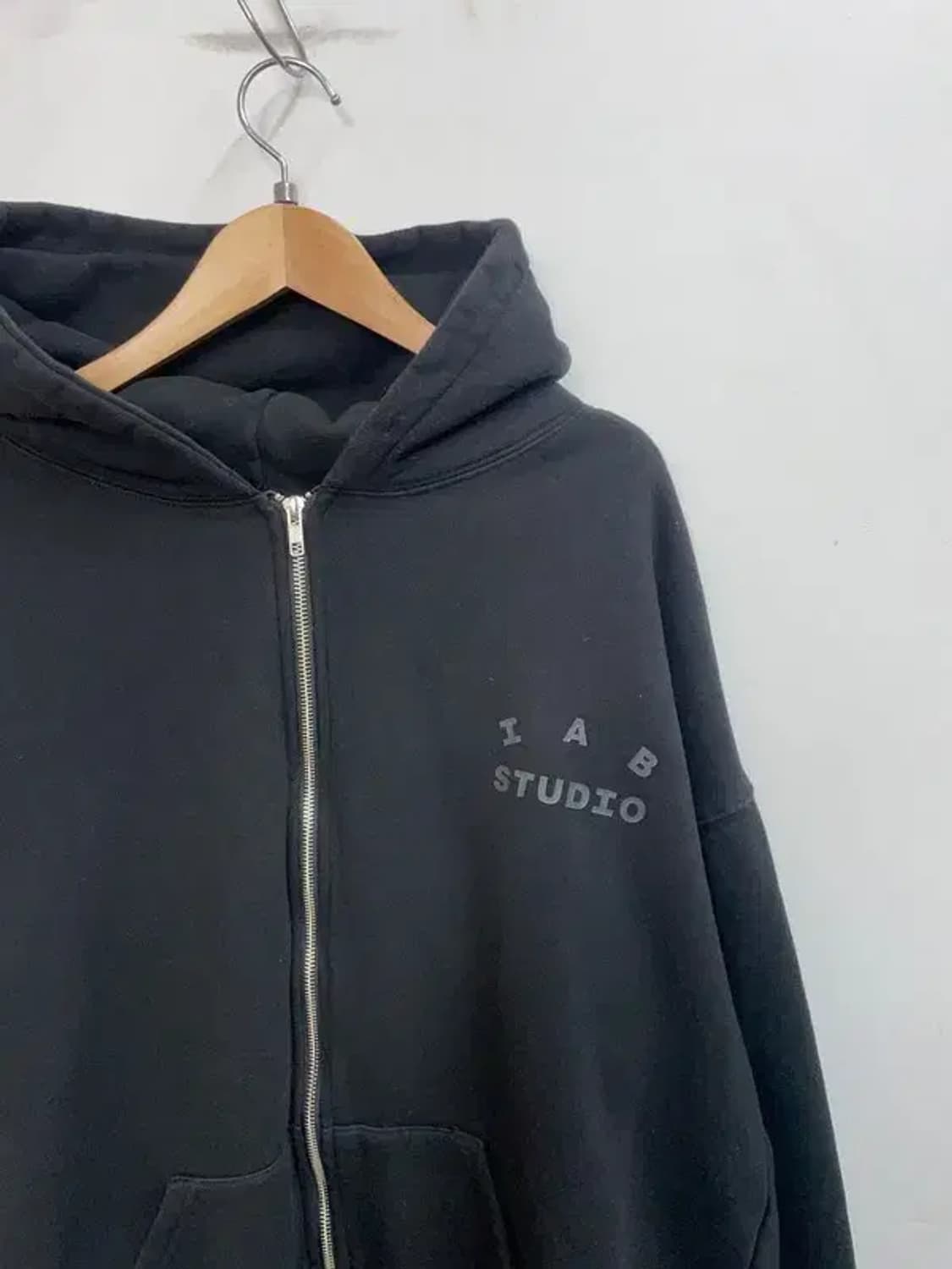 XL 아이앱스튜디오 X JTBC 후드 집업 블랙 상품이미지4