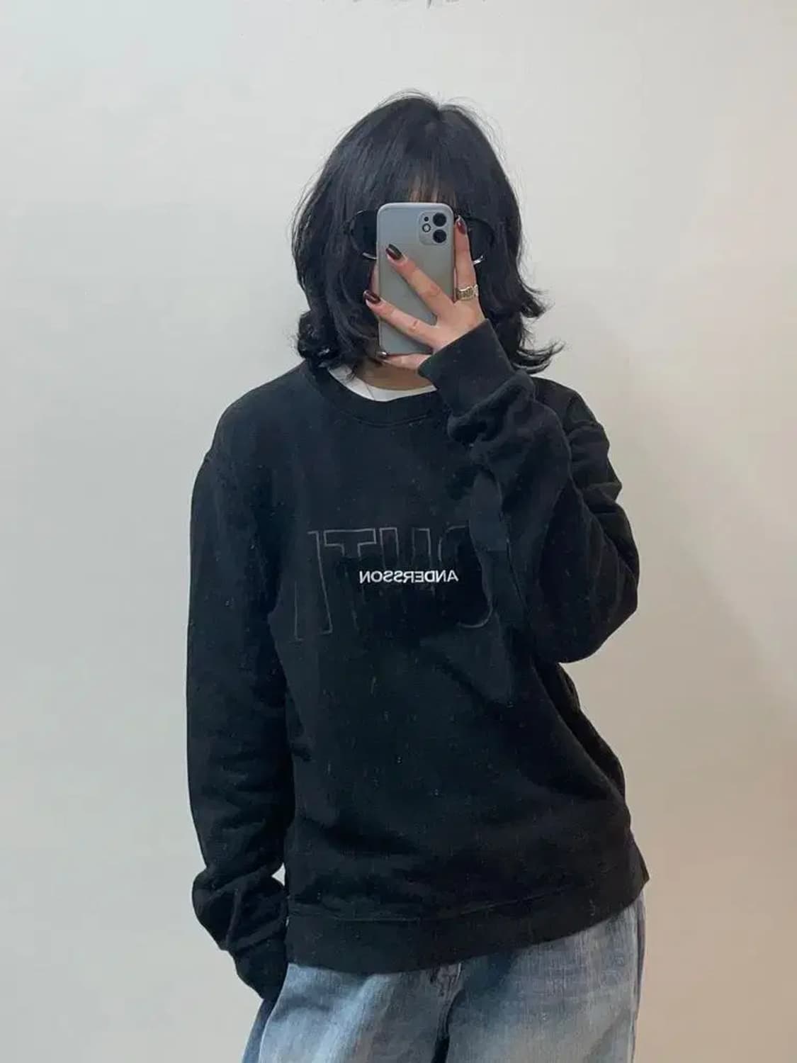 스몰 앤더슨벨 오버핏 블랙 레터링 로고 긴팔 맨투맨티셔츠 상품이미지1