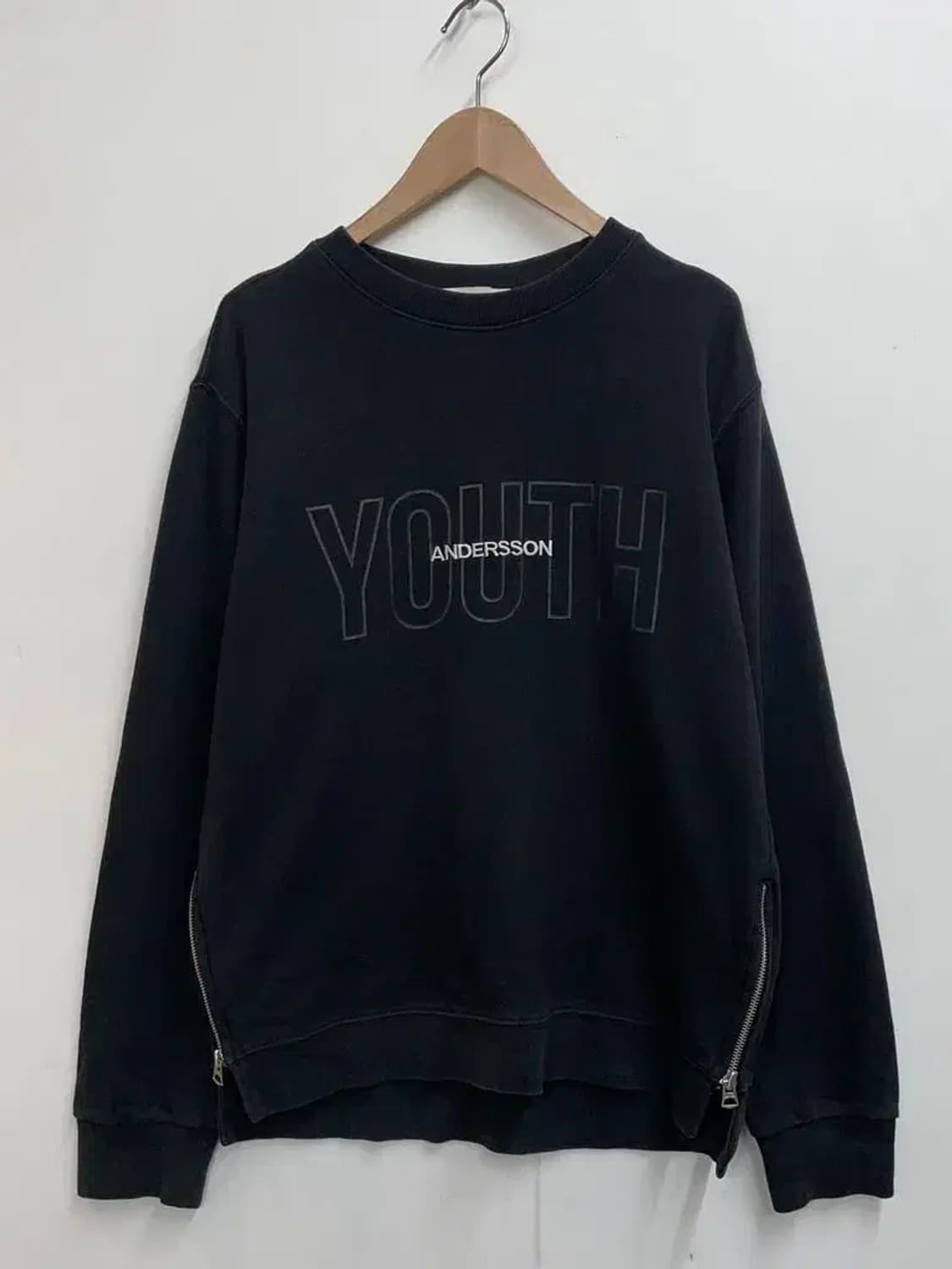 스몰 앤더슨벨 오버핏 블랙 레터링 로고 긴팔 맨투맨티셔츠 상품이미지2