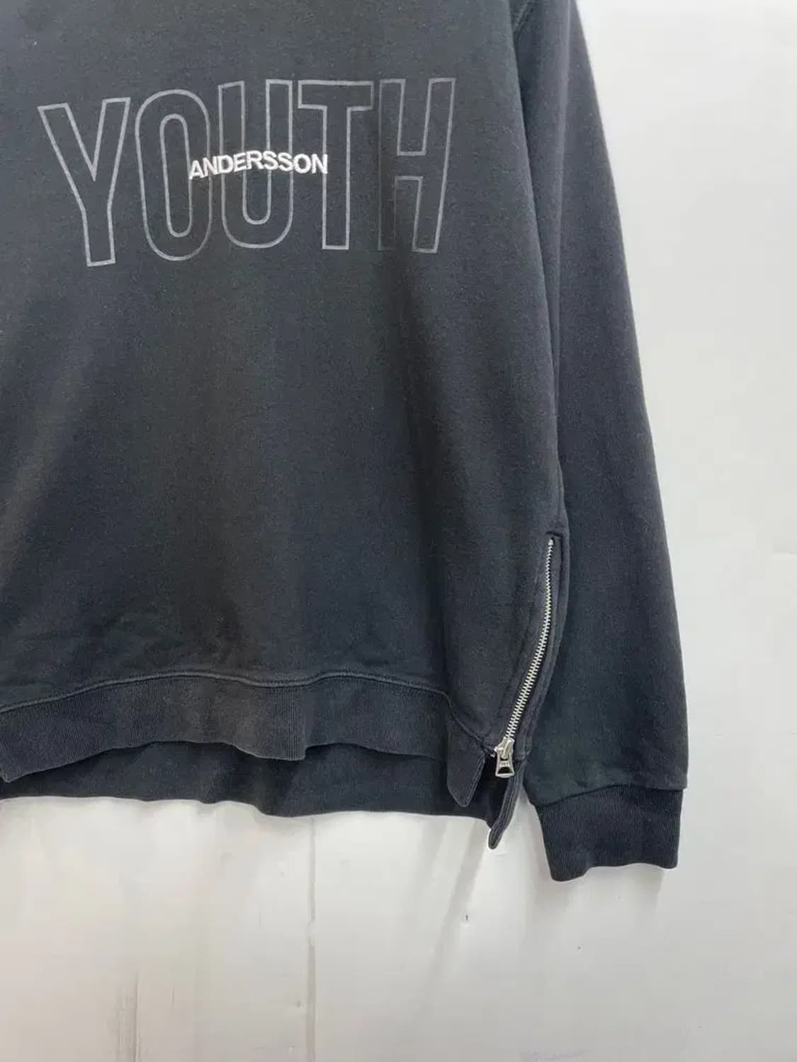 스몰 앤더슨벨 오버핏 블랙 레터링 로고 긴팔 맨투맨티셔츠 상품이미지3