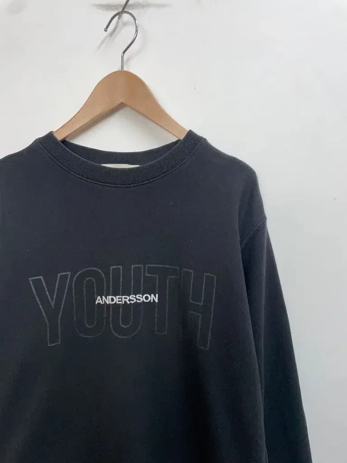 스몰 앤더슨벨 오버핏 블랙 레터링 로고 긴팔 맨투맨티셔츠 상품이미지4