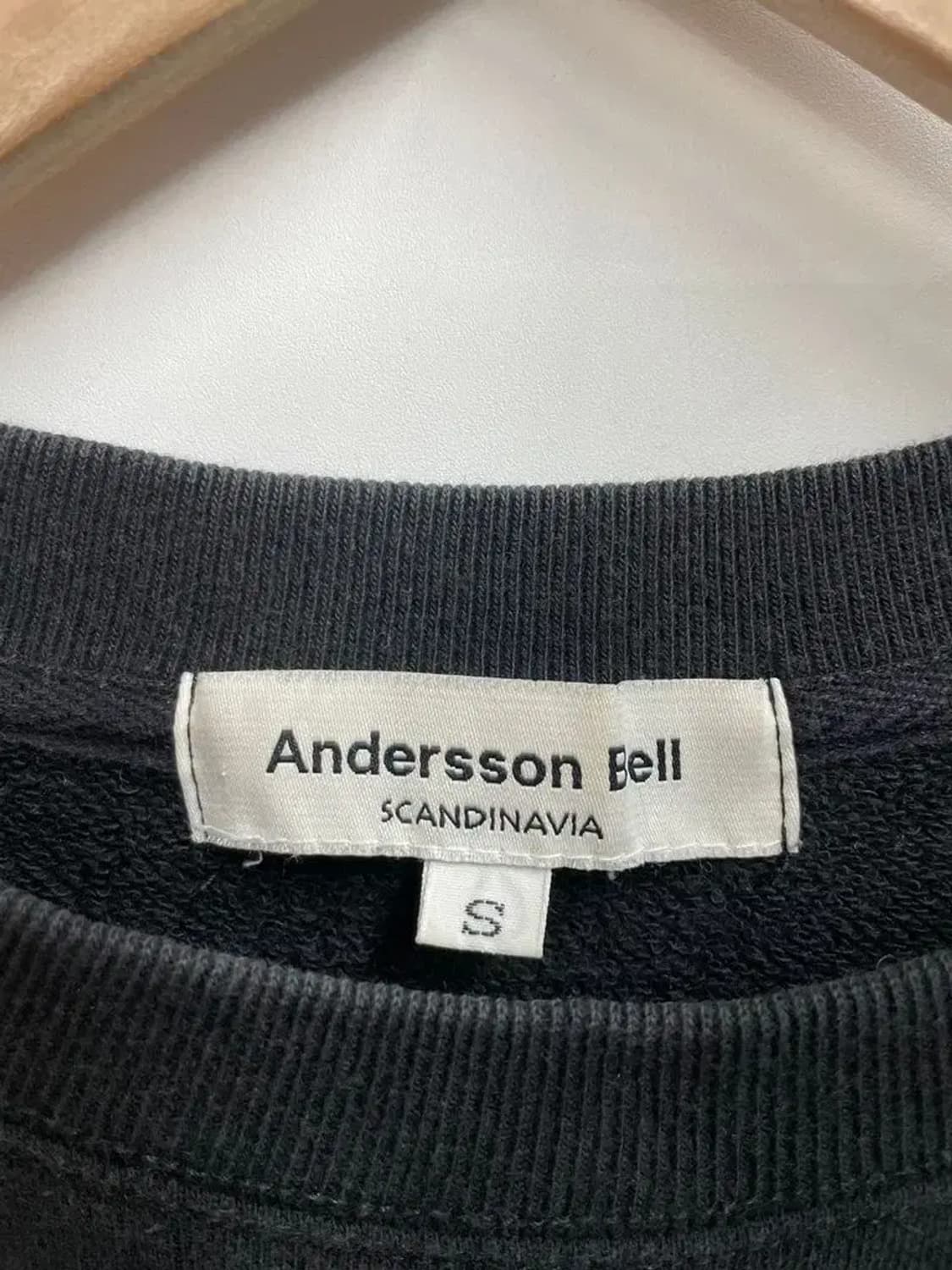 스몰 앤더슨벨 오버핏 블랙 레터링 로고 긴팔 맨투맨티셔츠 상품이미지5