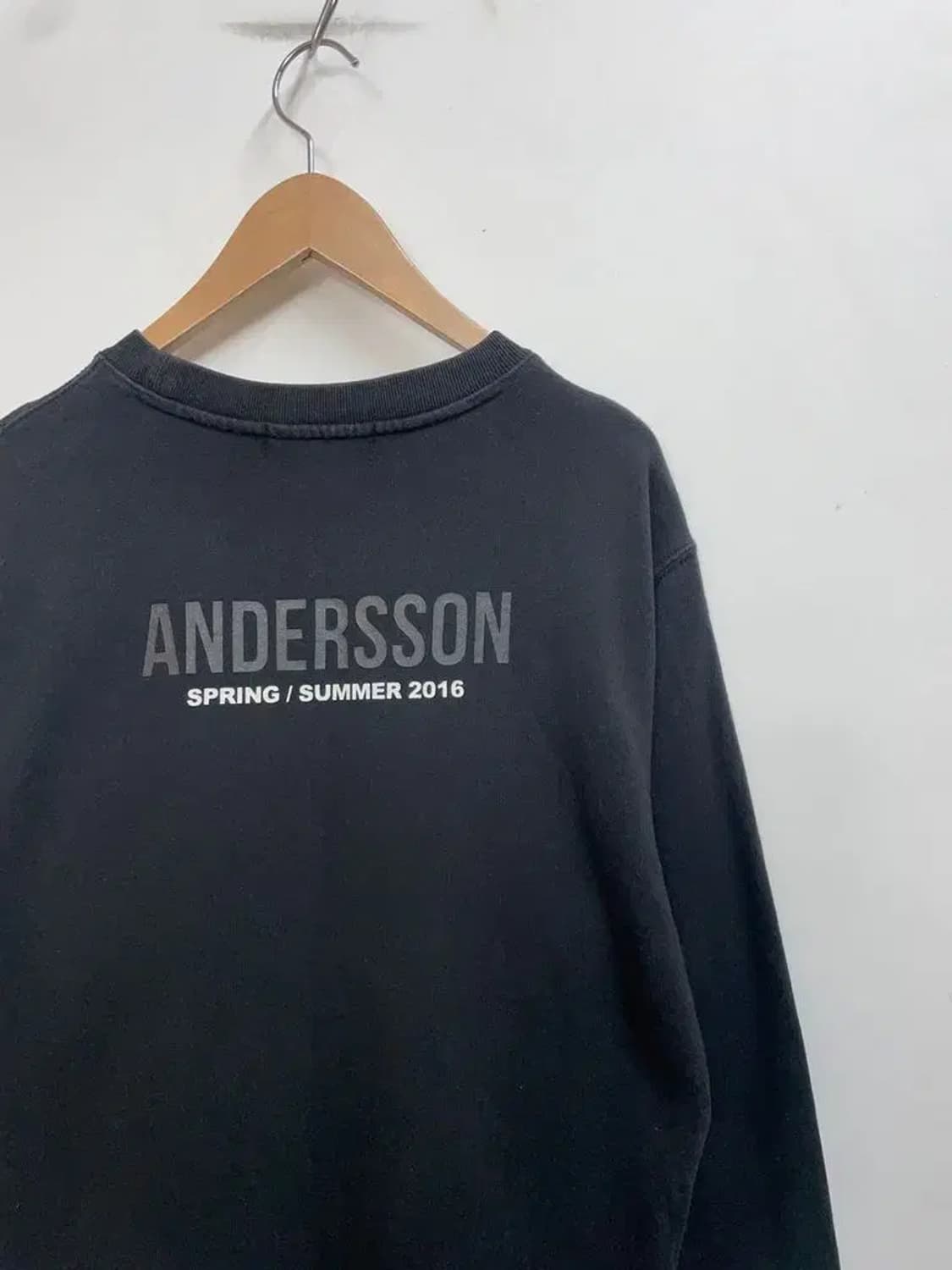 스몰 앤더슨벨 오버핏 블랙 레터링 로고 긴팔 맨투맨티셔츠 상품이미지9