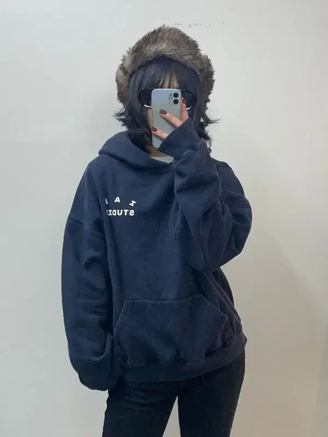 라지 아이앱스튜디오 오버핏 네이비 로고 후드 티셔츠 상품이미지1