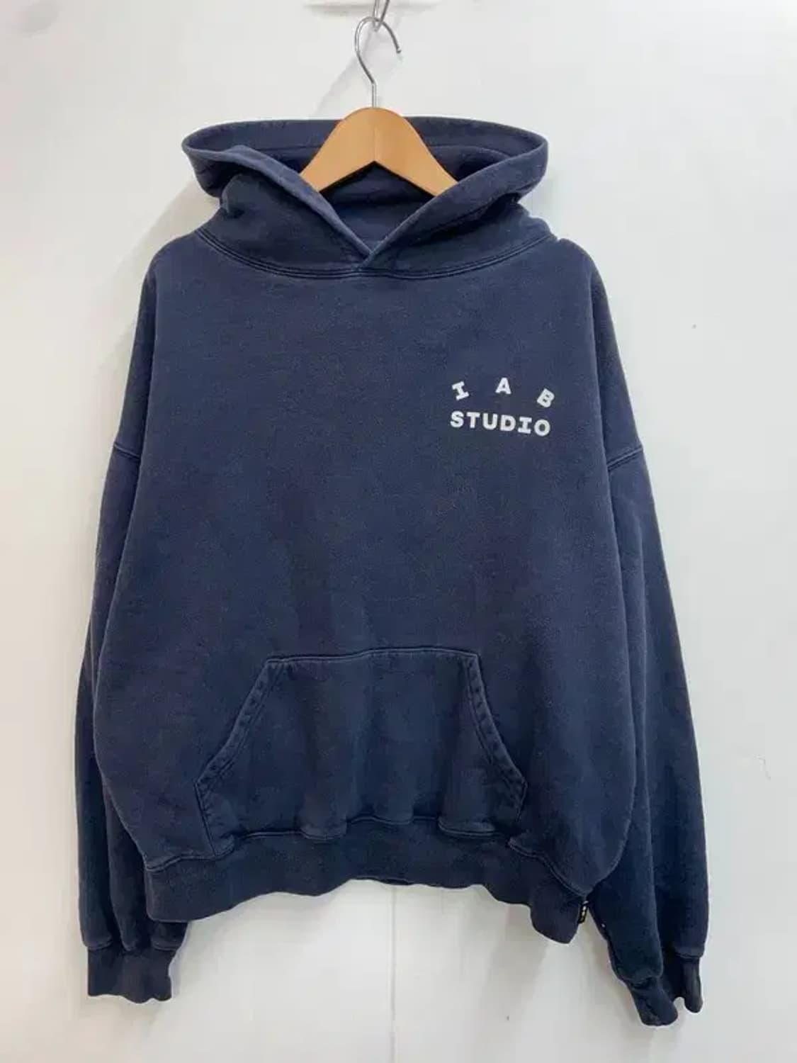 라지 아이앱스튜디오 오버핏 네이비 로고 후드 티셔츠 상품이미지2