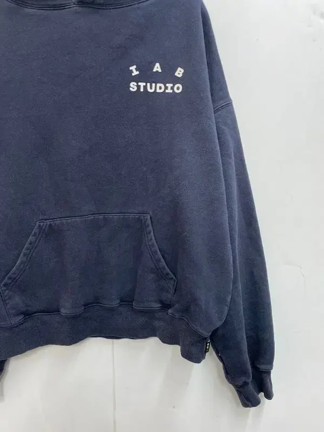 라지 아이앱스튜디오 오버핏 네이비 로고 후드 티셔츠 상품이미지3