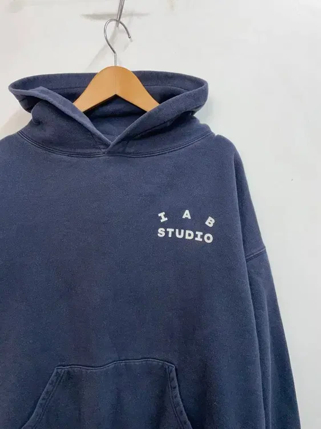 라지 아이앱스튜디오 오버핏 네이비 로고 후드 티셔츠 상품이미지4