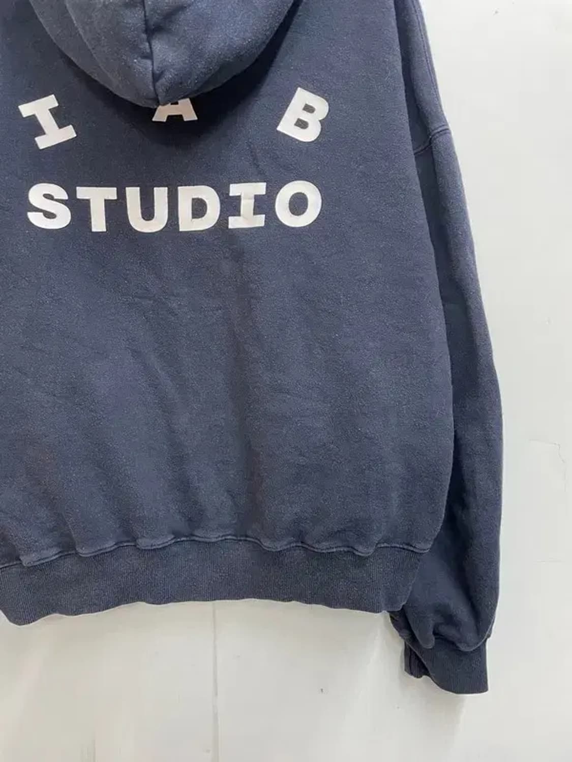 라지 아이앱스튜디오 오버핏 네이비 로고 후드 티셔츠 상품이미지8