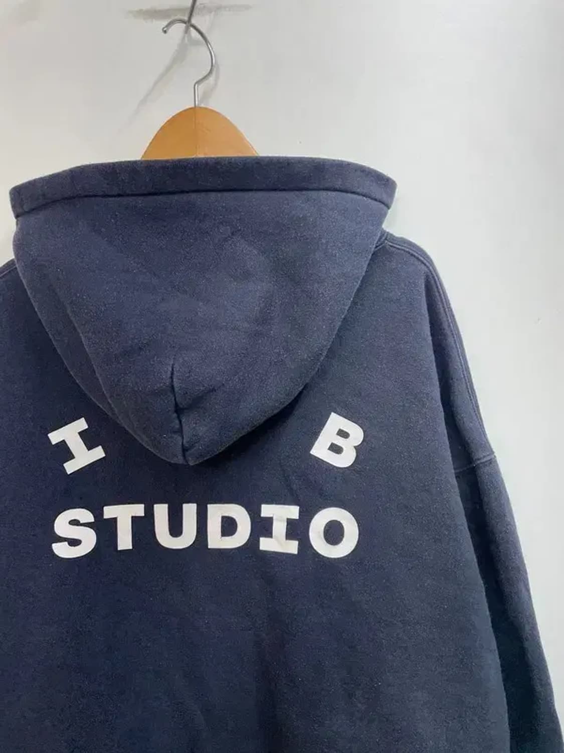 라지 아이앱스튜디오 오버핏 네이비 로고 후드 티셔츠 상품이미지9