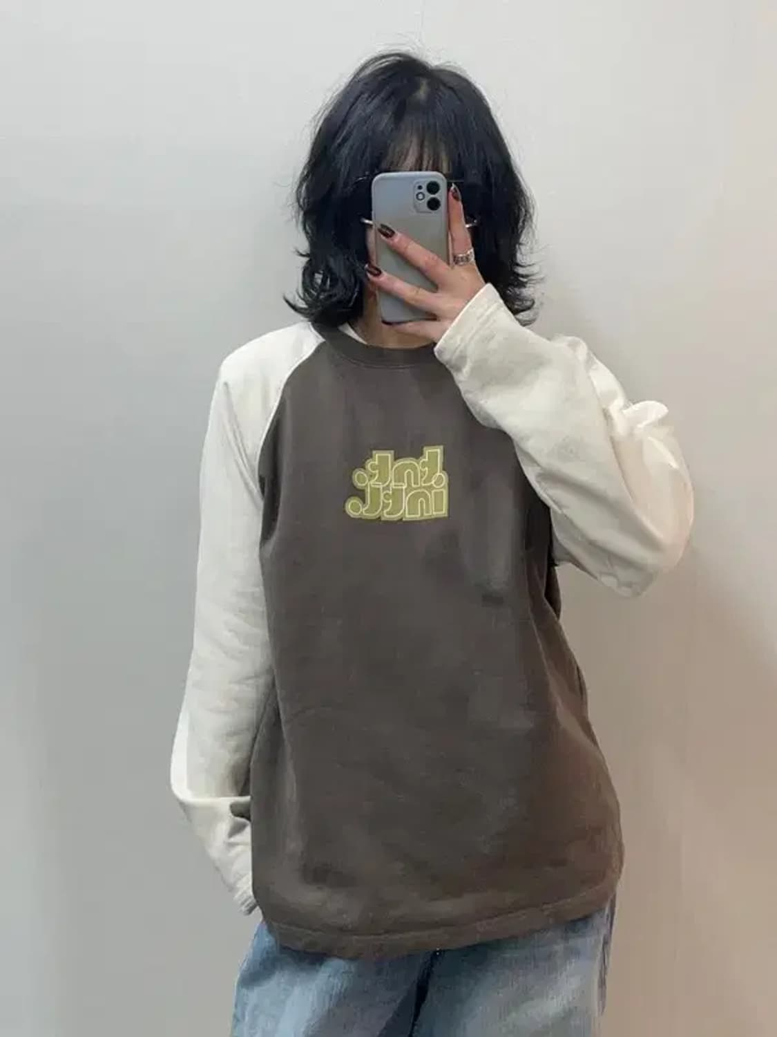 스몰 디스이즈네버댓 인사이드 아웃 래글런 크루넥 스웻셔츠 차콜 상품이미지1