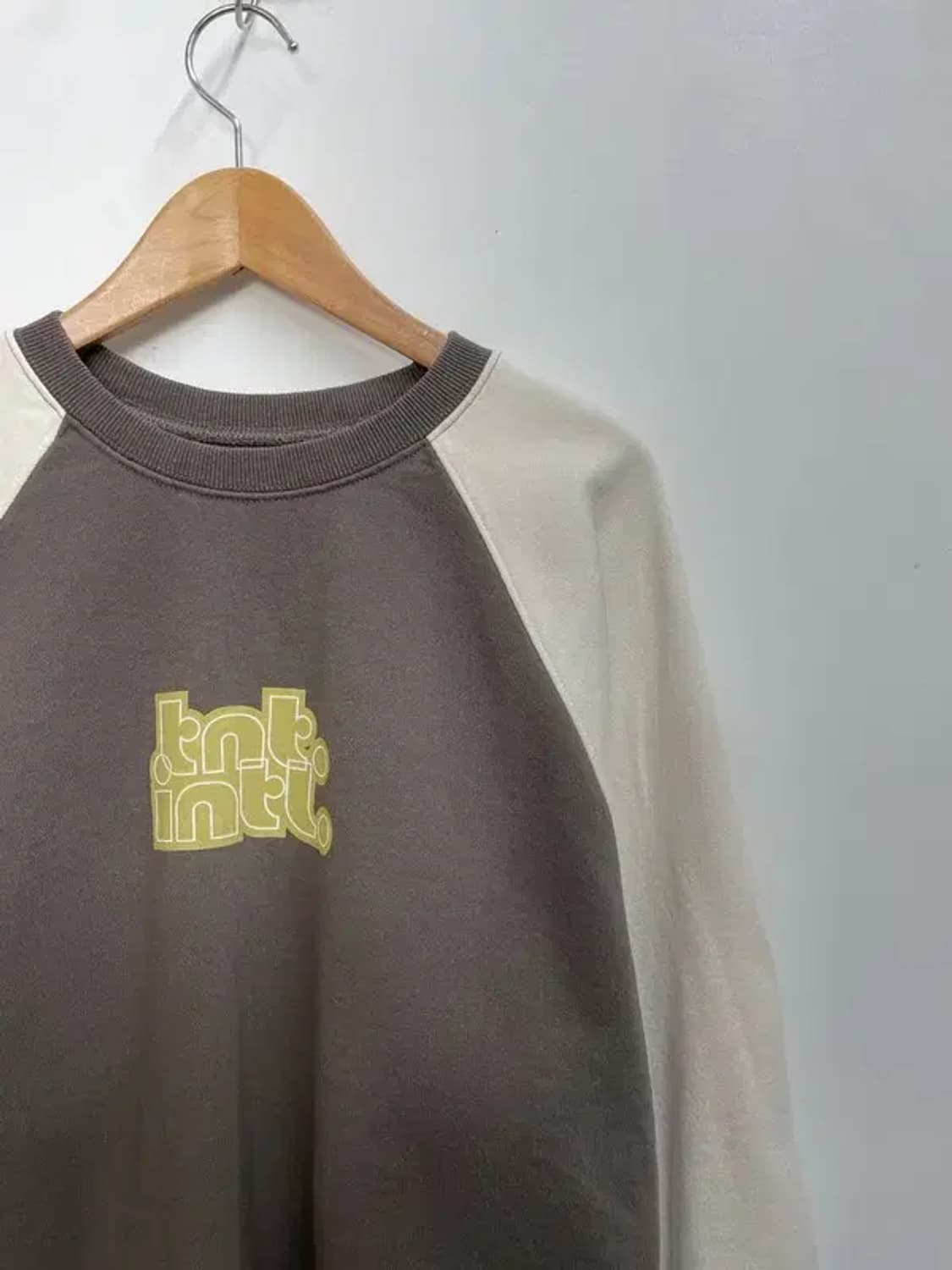 스몰 디스이즈네버댓 인사이드 아웃 래글런 크루넥 스웻셔츠 차콜 상품이미지4