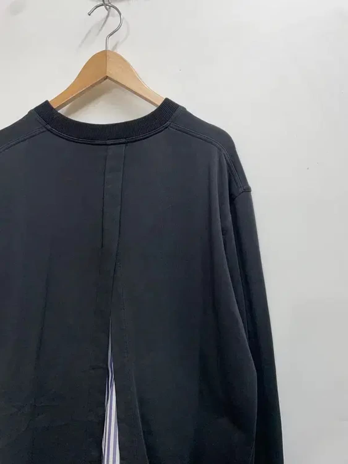 110  솔리드옴므 스트라이프 레이어드 맨투맨 블랙 상품이미지10