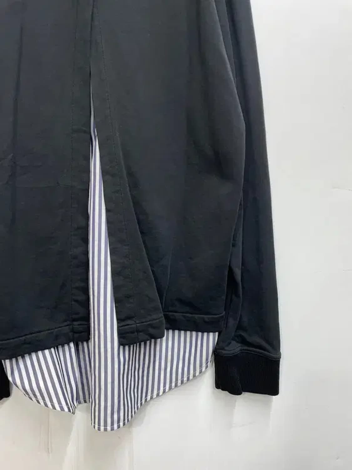 110  솔리드옴므 스트라이프 레이어드 맨투맨 블랙 상품이미지9