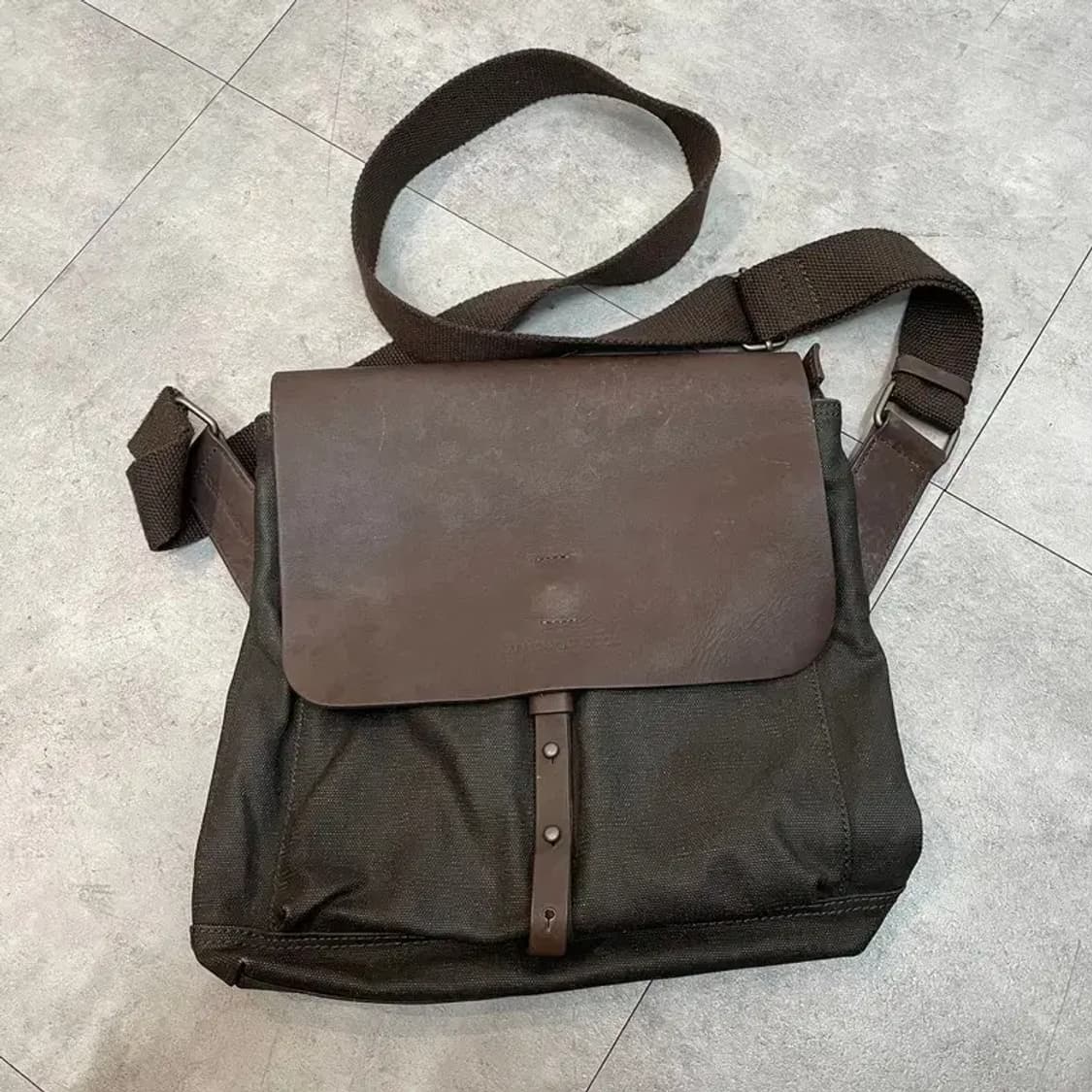 만다리나덕 레더 트리밍 크로스백 상품이미지2