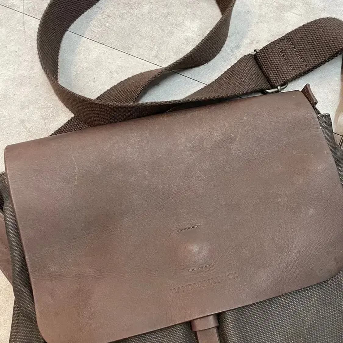 만다리나덕 레더 트리밍 크로스백 상품이미지3