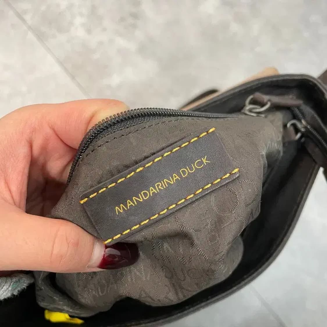 만다리나덕 레더 트리밍 크로스백 상품이미지5