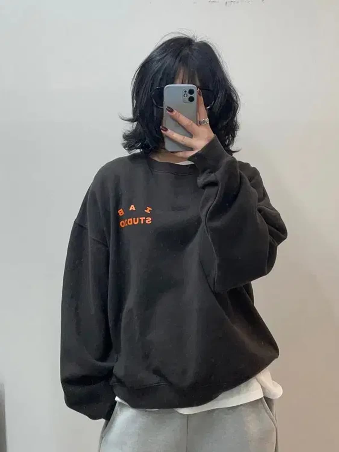 라지 아이앱 스튜디오 두산 콜라보 맨투맨 차콜 상품이미지1