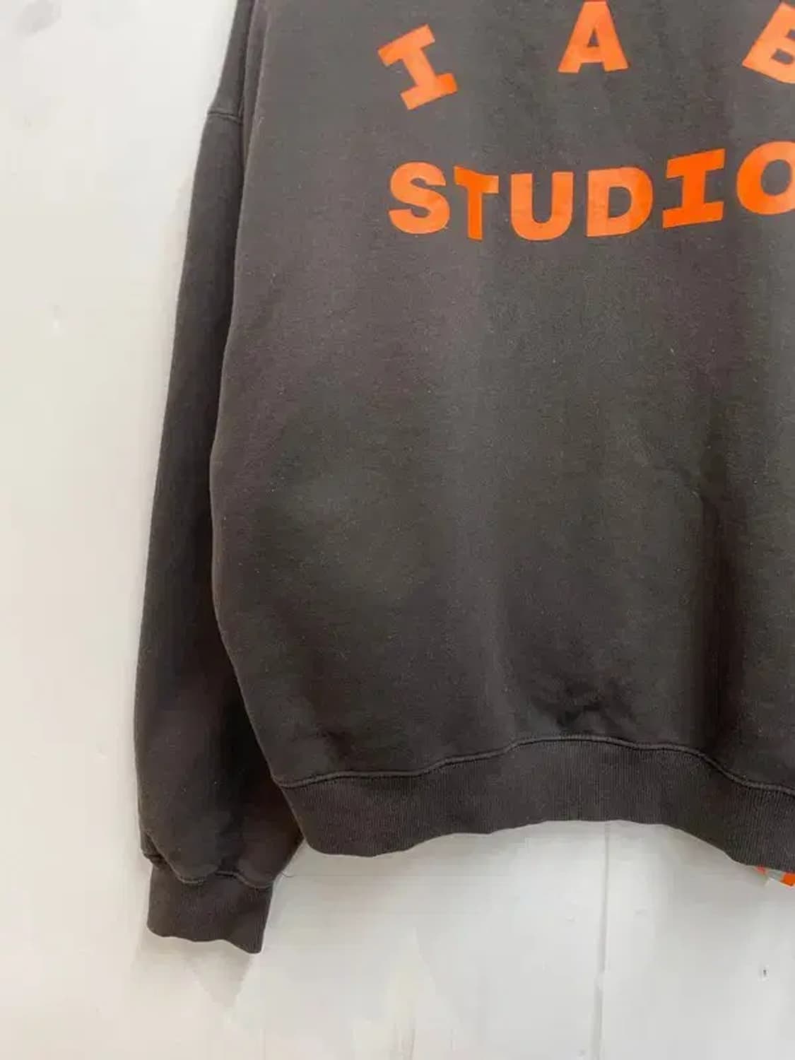 라지 아이앱 스튜디오 두산 콜라보 맨투맨 차콜 상품이미지10