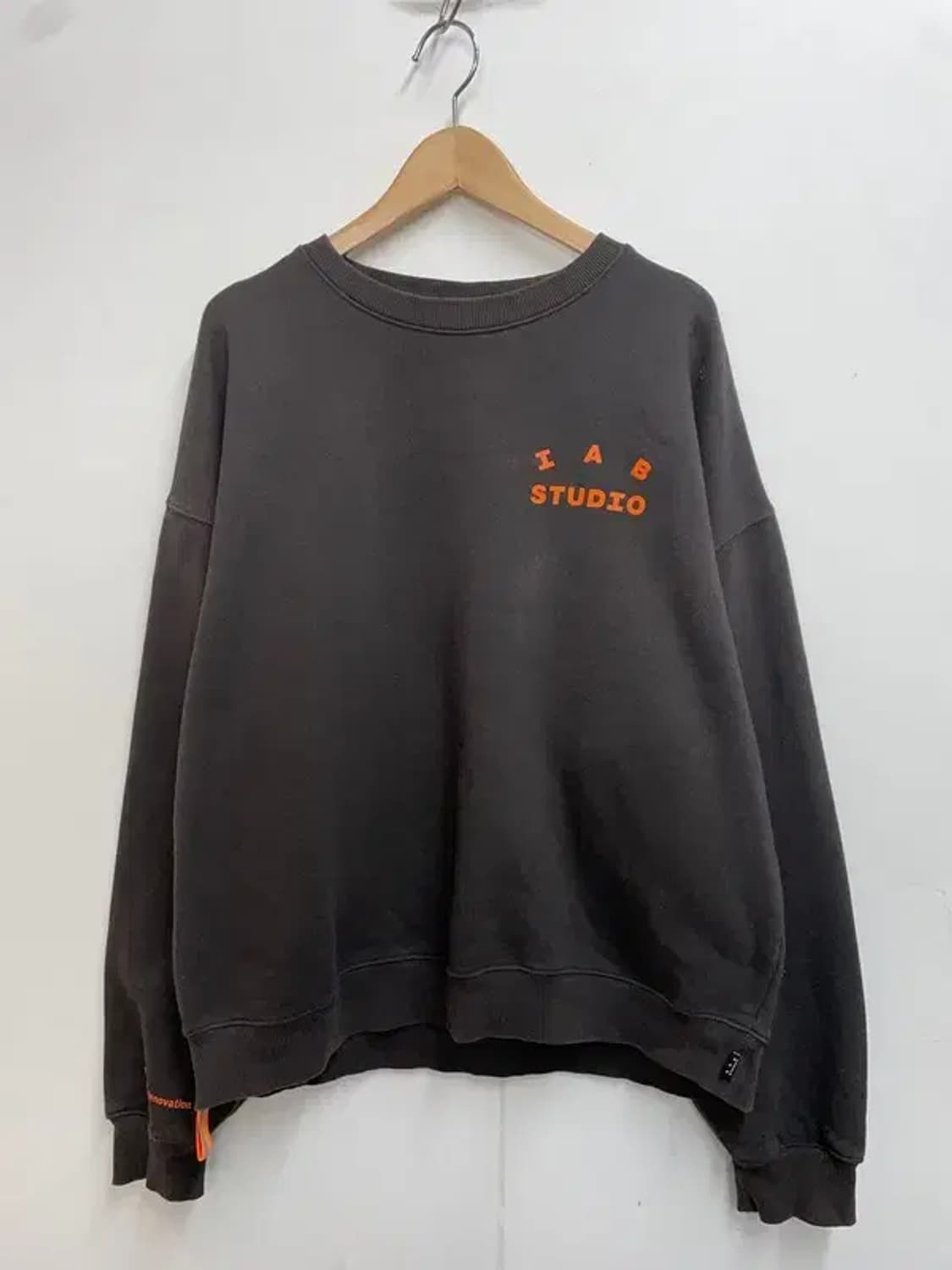 라지 아이앱 스튜디오 두산 콜라보 맨투맨 차콜 상품이미지2