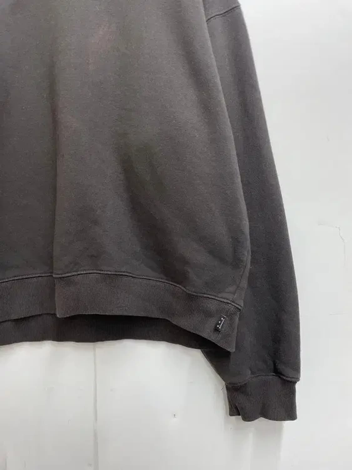 라지 아이앱 스튜디오 두산 콜라보 맨투맨 차콜 상품이미지3