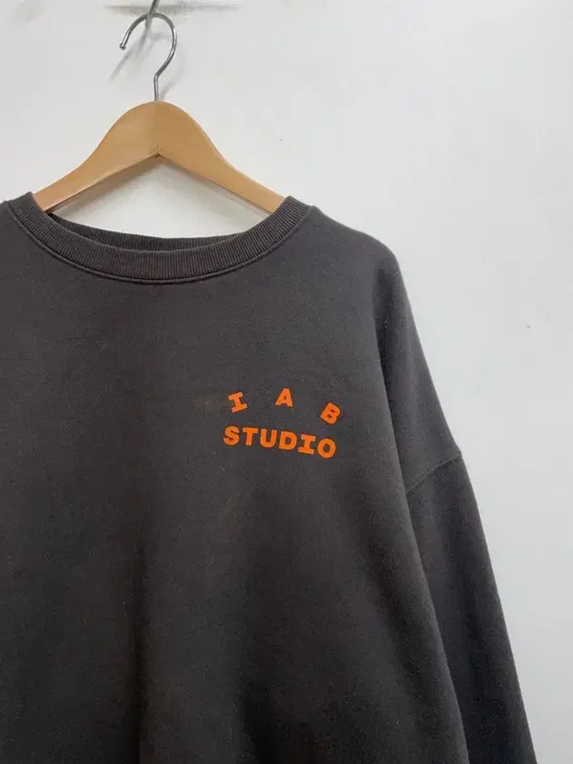 라지 아이앱 스튜디오 두산 콜라보 맨투맨 차콜 상품이미지4