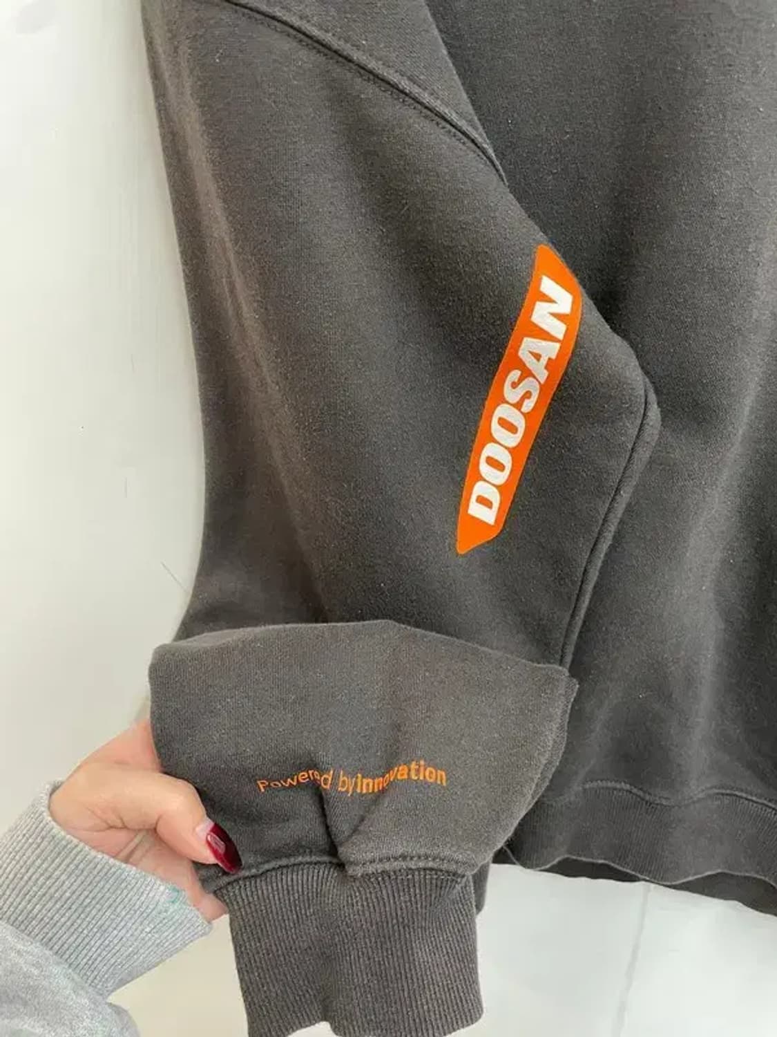 라지 아이앱 스튜디오 두산 콜라보 맨투맨 차콜 상품이미지5