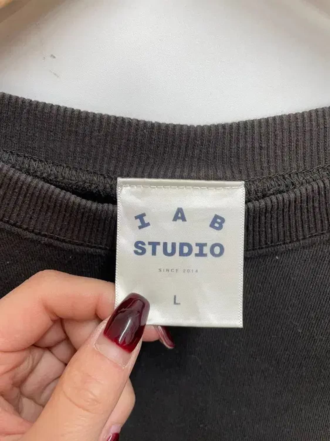 라지 아이앱 스튜디오 두산 콜라보 맨투맨 차콜 상품이미지7