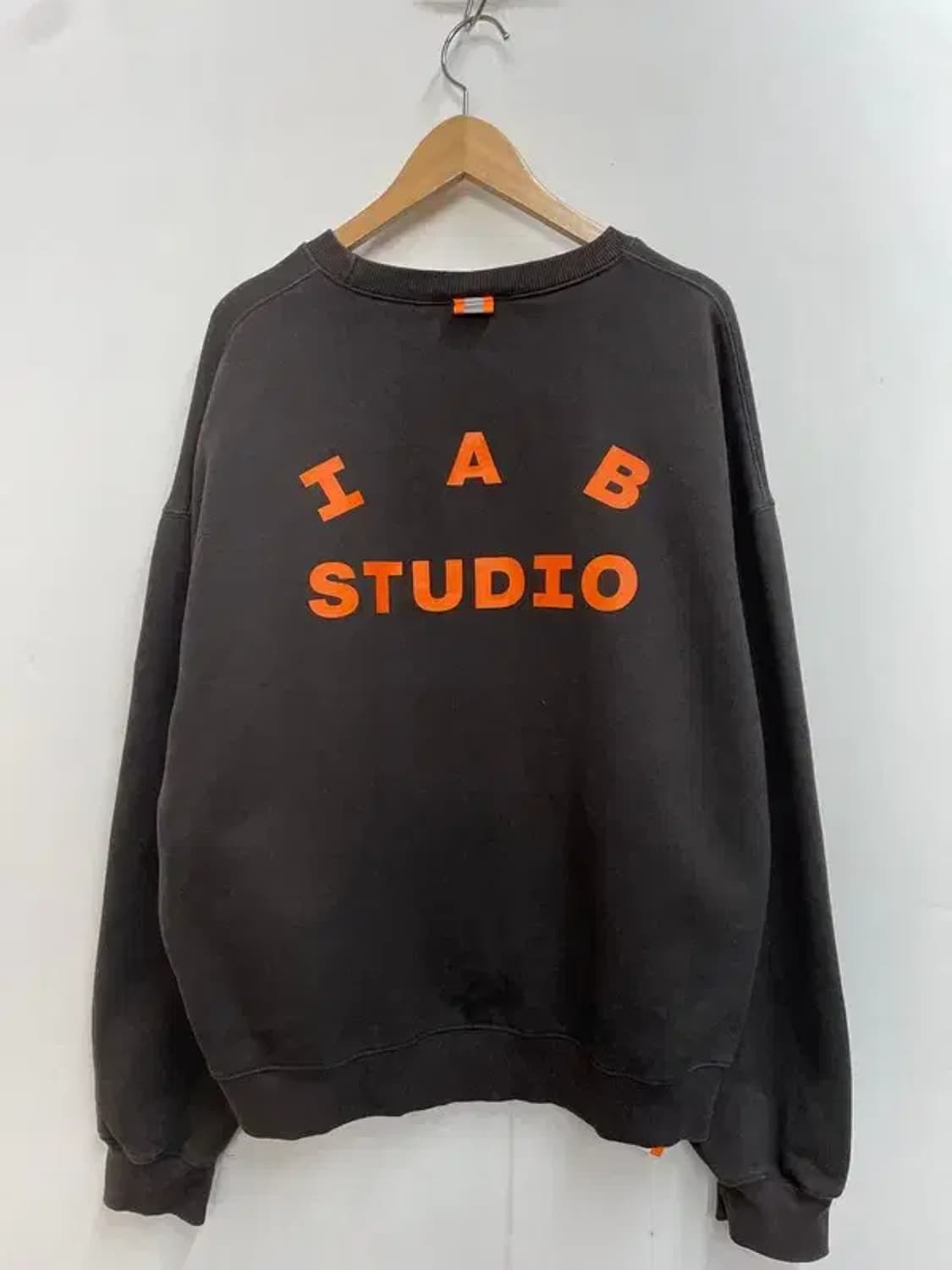 라지 아이앱 스튜디오 두산 콜라보 맨투맨 차콜 상품이미지9