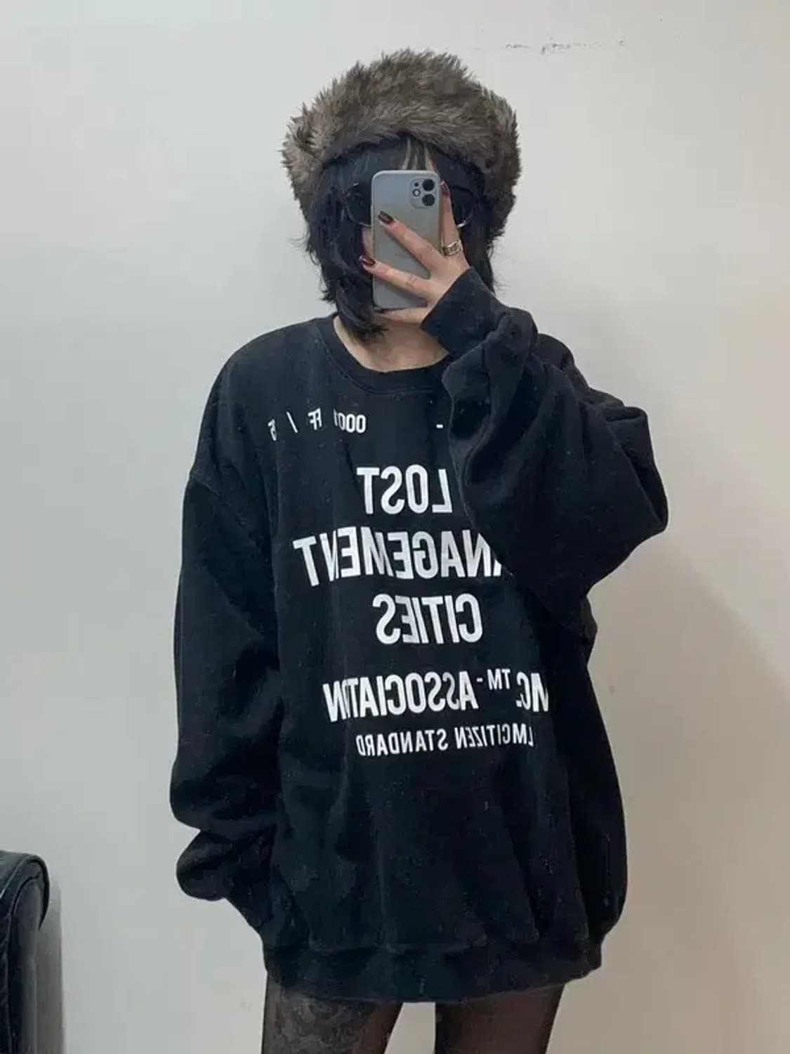 라지 lmc 오버핏 로고 맨투맨티셔츠 블랙 상품이미지1