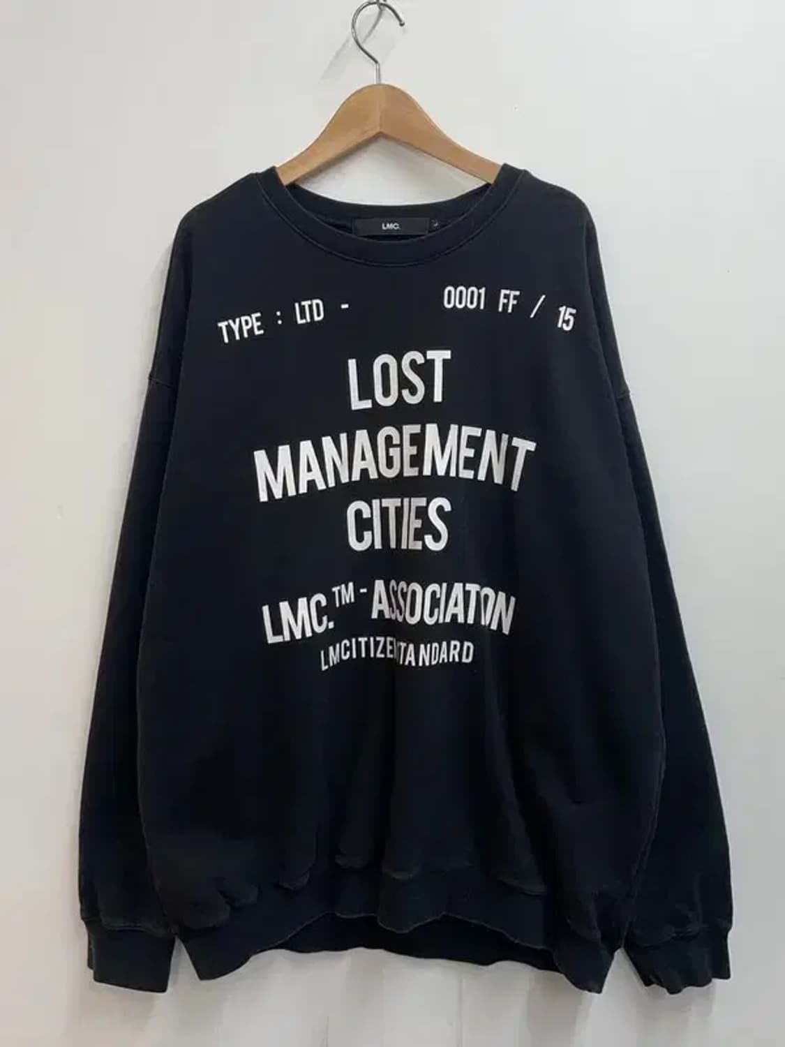 라지 lmc 오버핏 로고 맨투맨티셔츠 블랙 상품이미지2