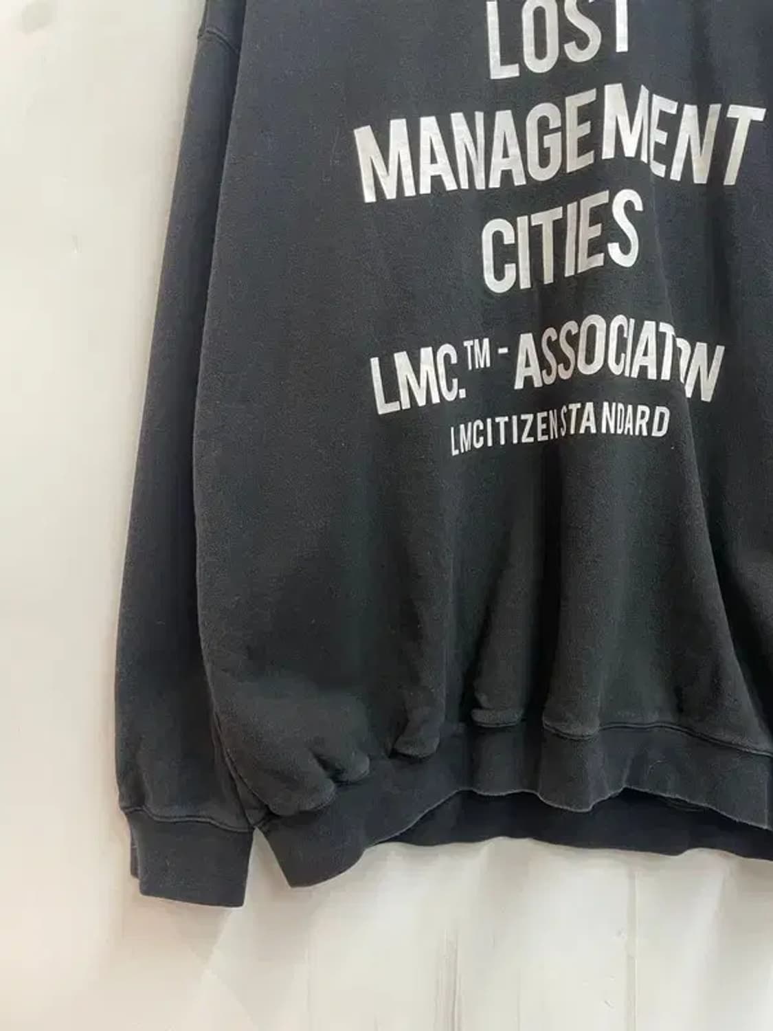 라지 lmc 오버핏 로고 맨투맨티셔츠 블랙 상품이미지3