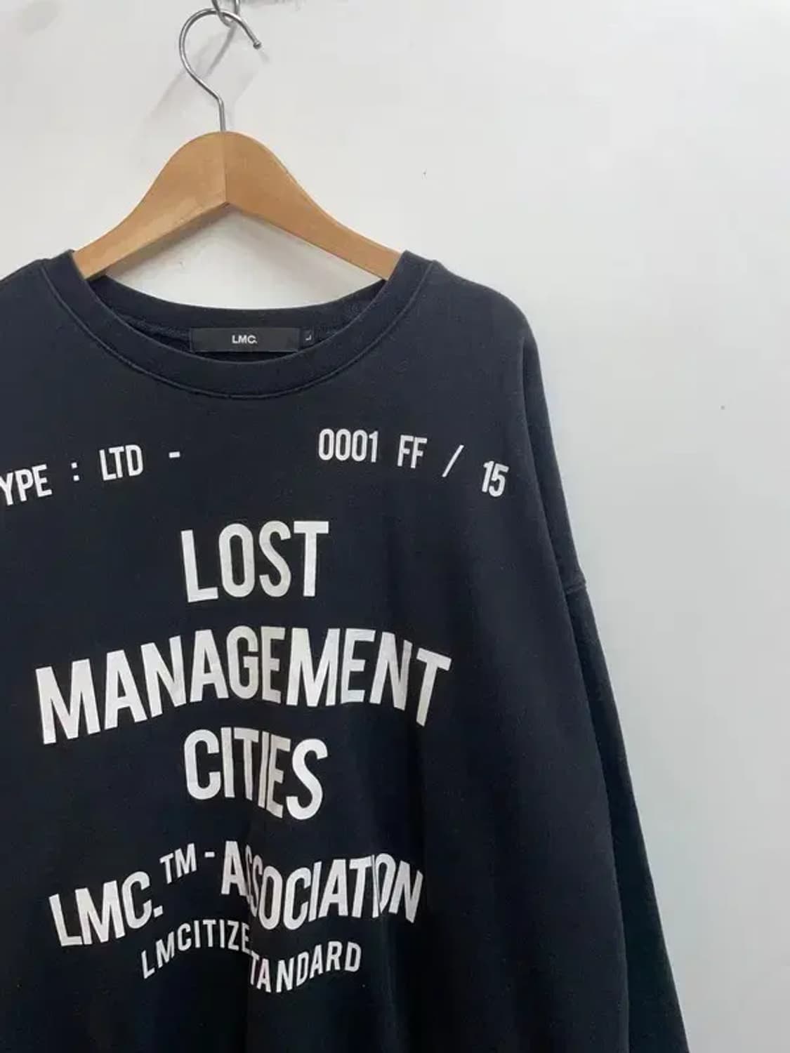 라지 lmc 오버핏 로고 맨투맨티셔츠 블랙 상품이미지4