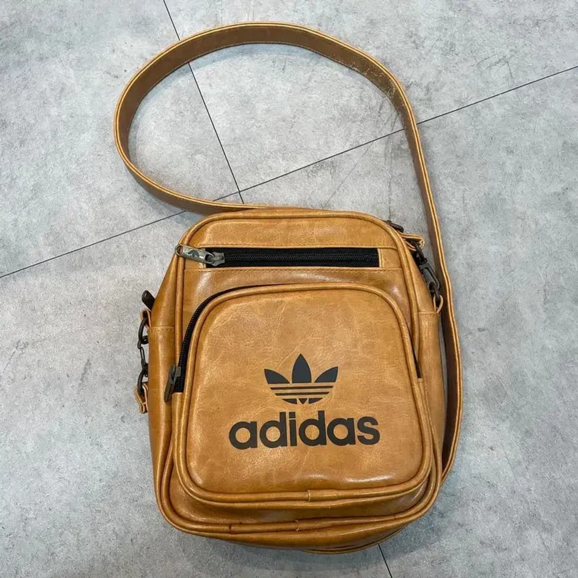 os 90s 아디다스 오리지널스 카멜브라운 트레포일 미니크로스백 상품이미지2