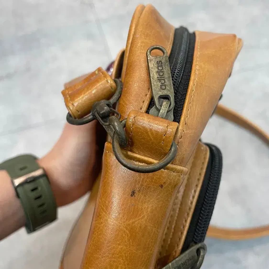 os 90s 아디다스 오리지널스 카멜브라운 트레포일 미니크로스백 상품이미지7