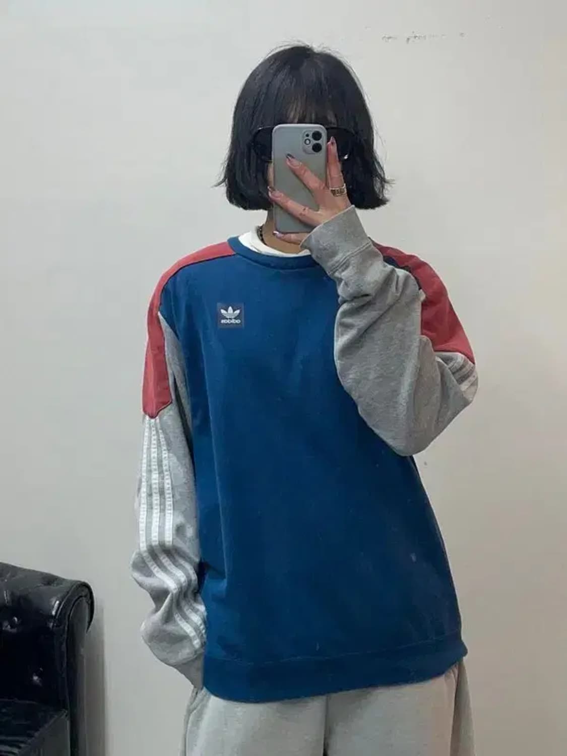 105 아디다스 오리지널스 오버핏 불꽃로고 맨투맨티셔츠 남자 상품이미지1