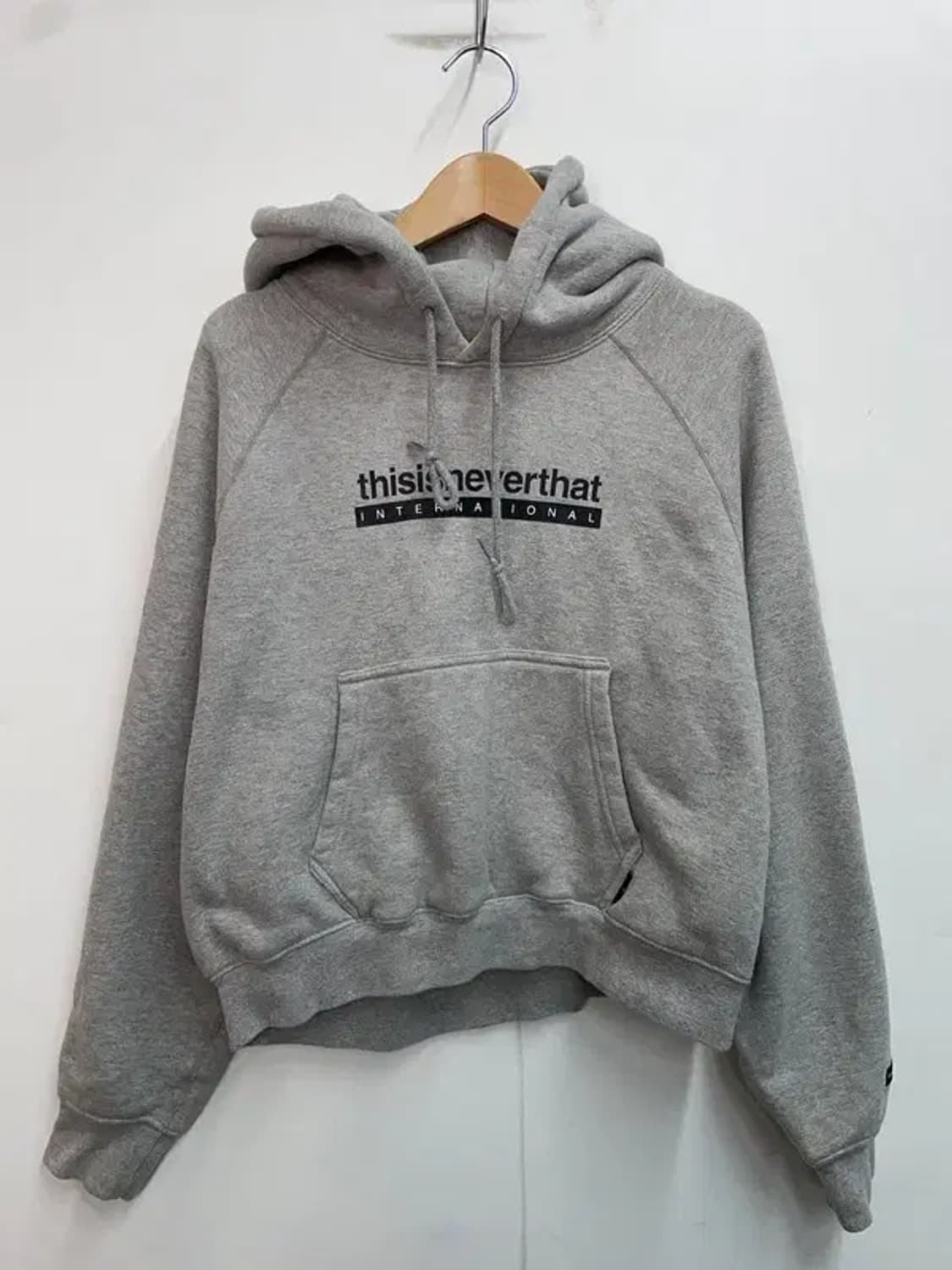 미디움 디스이즈 네버댓 크롭 그레이 후드 티셔츠 상품이미지2