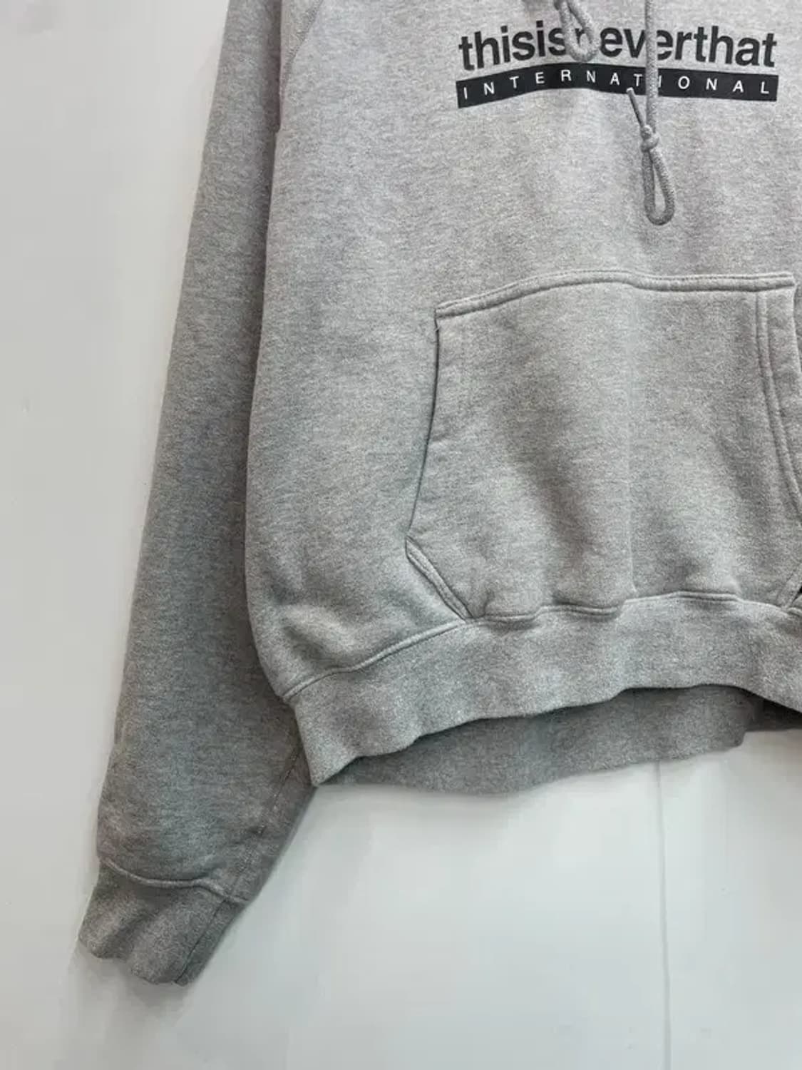 미디움 디스이즈 네버댓 크롭 그레이 후드 티셔츠 상품이미지3