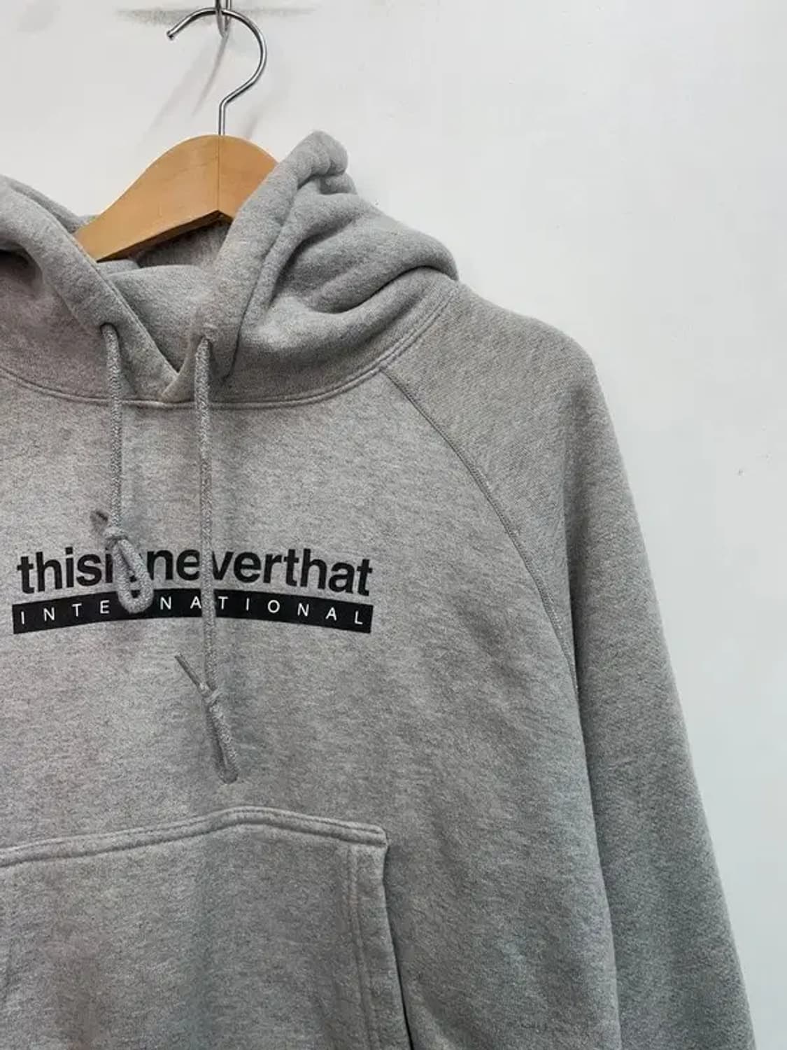 미디움 디스이즈 네버댓 크롭 그레이 후드 티셔츠 상품이미지4