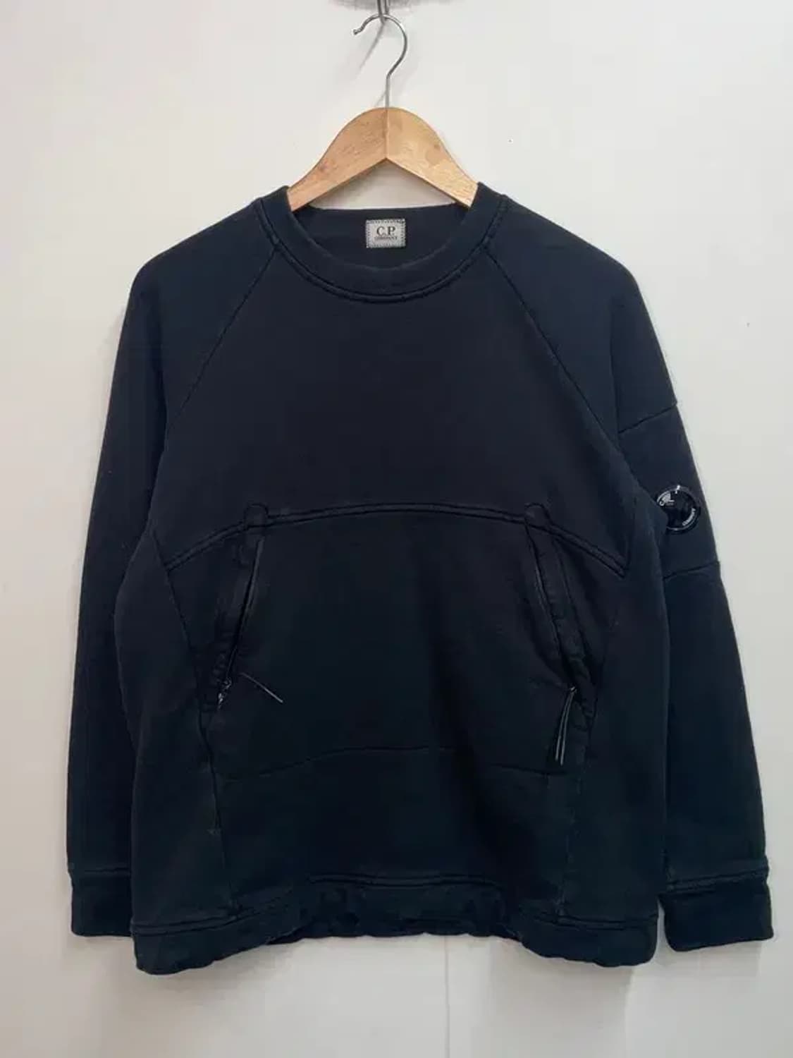 미디움 cp컴퍼니 렌즈와펜 오버핏 크루넥 맨투맨티셔츠 블랙 상품이미지2