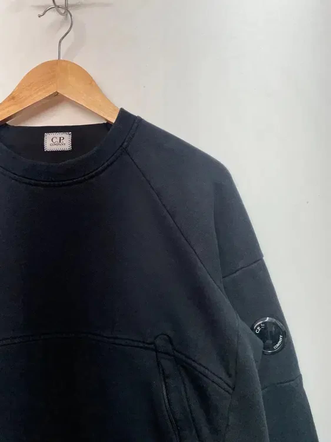 미디움 cp컴퍼니 렌즈와펜 오버핏 크루넥 맨투맨티셔츠 블랙 상품이미지6