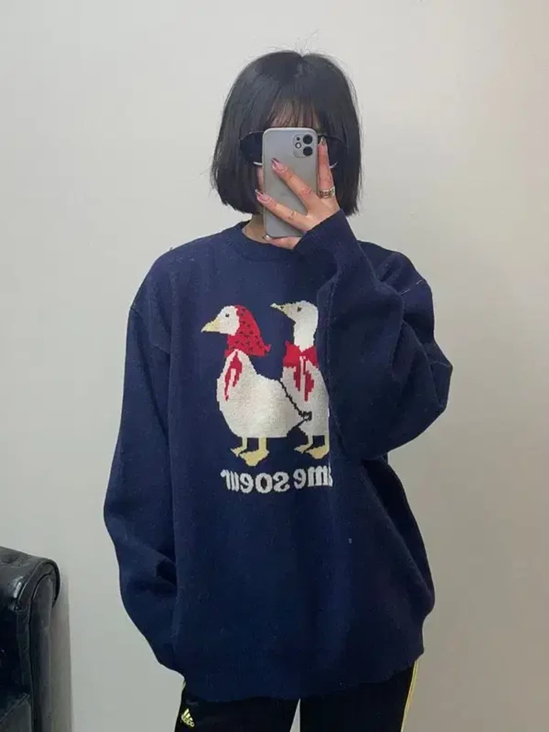 라지 곤니치와 봉주르 덕 오버핏 네이비 니트 상품이미지1