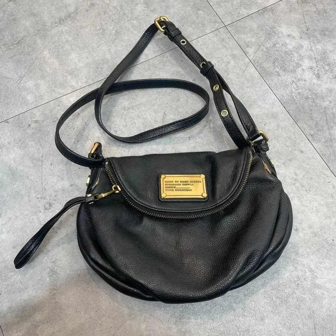 마크제이콥스 클래식 나타샤 블랙 페블 가죽 크로스바디 백 상품이미지2