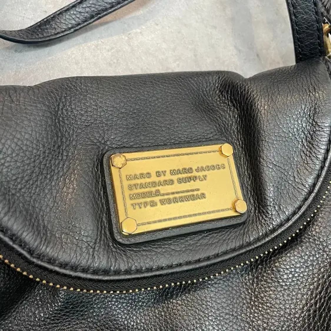 마크제이콥스 클래식 나타샤 블랙 페블 가죽 크로스바디 백 상품이미지3