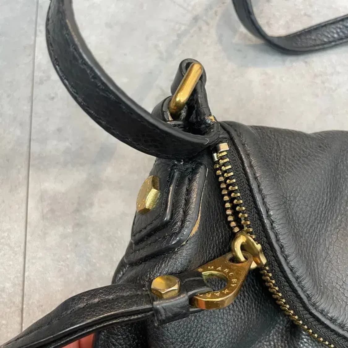 마크제이콥스 클래식 나타샤 블랙 페블 가죽 크로스바디 백 상품이미지4