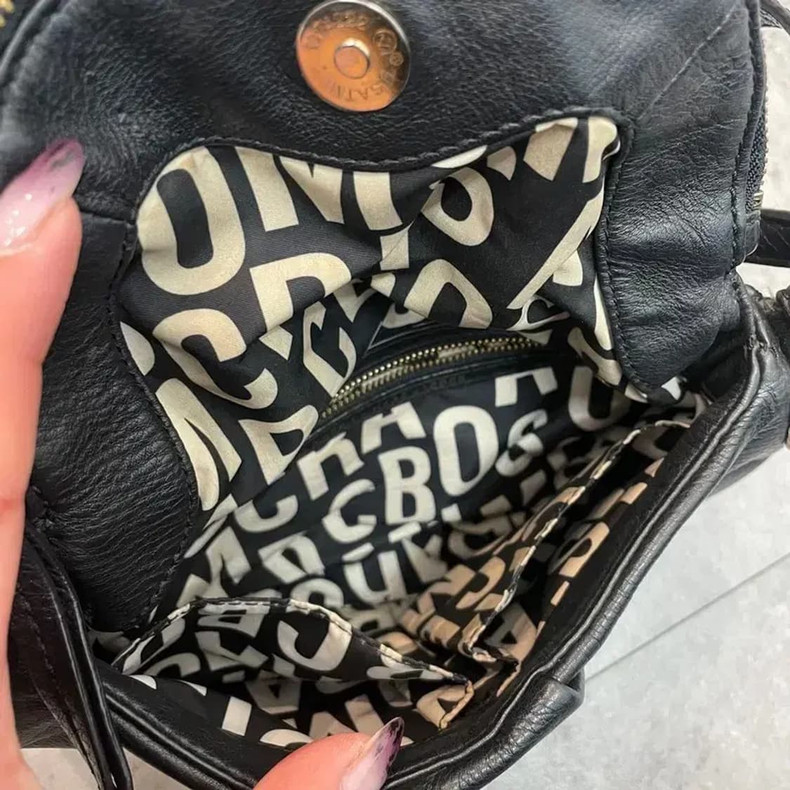 마크제이콥스 클래식 나타샤 블랙 페블 가죽 크로스바디 백 상품이미지6