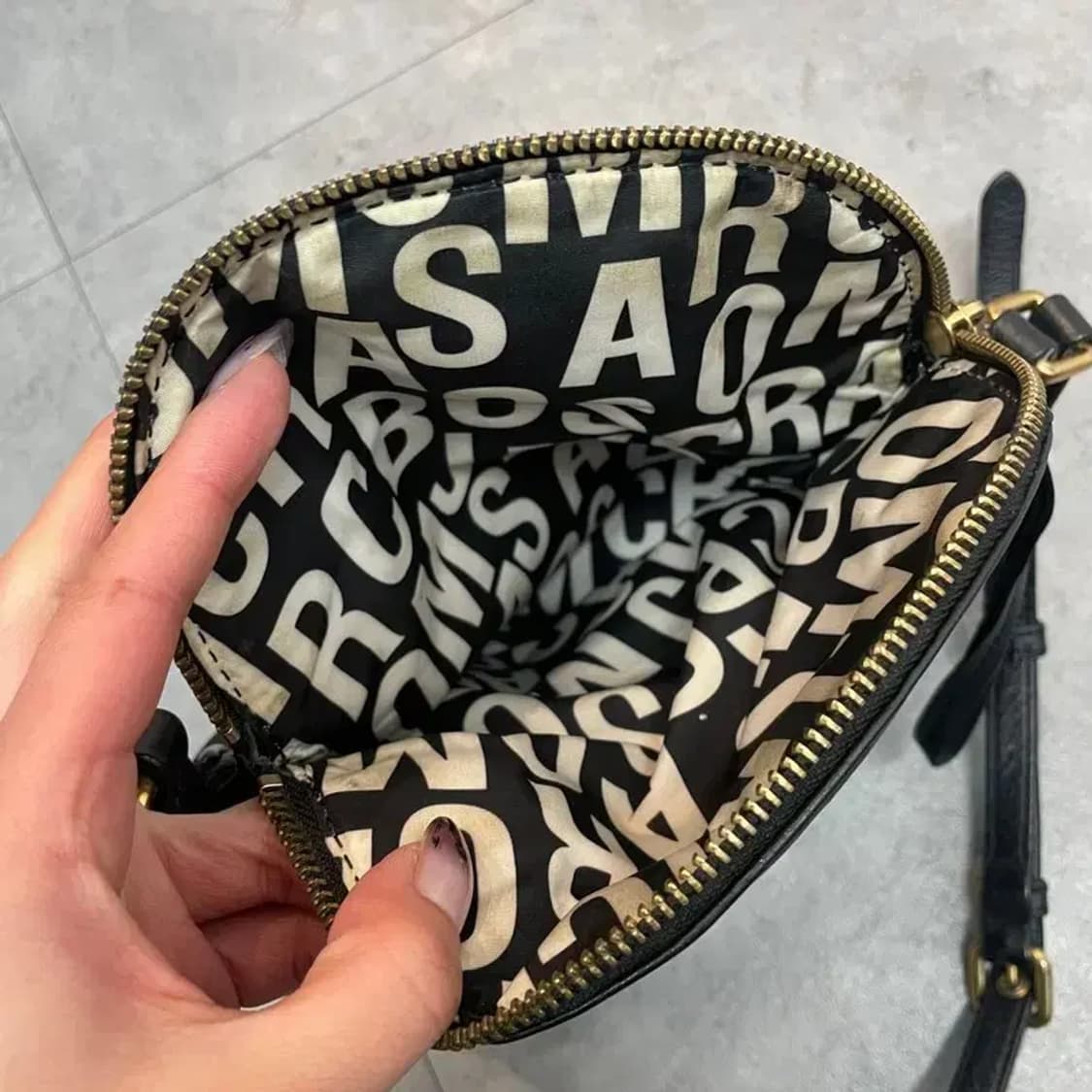 마크제이콥스 클래식 나타샤 블랙 페블 가죽 크로스바디 백 상품이미지7