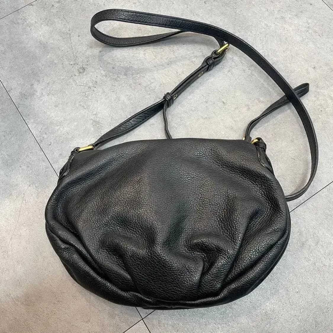 마크제이콥스 클래식 나타샤 블랙 페블 가죽 크로스바디 백 상품이미지8