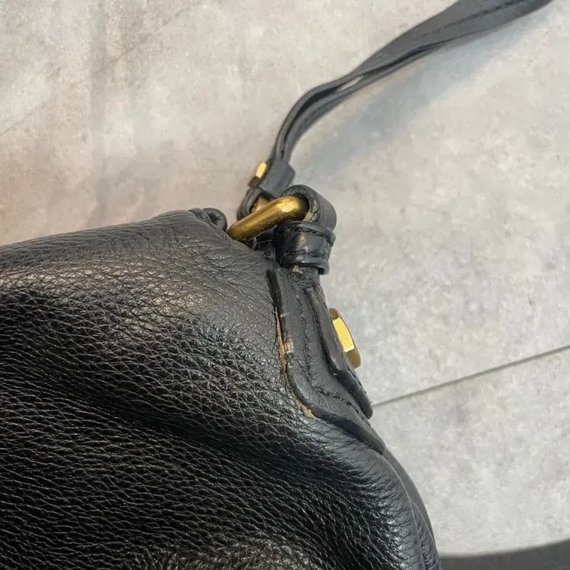 마크제이콥스 클래식 나타샤 블랙 페블 가죽 크로스바디 백 상품이미지9