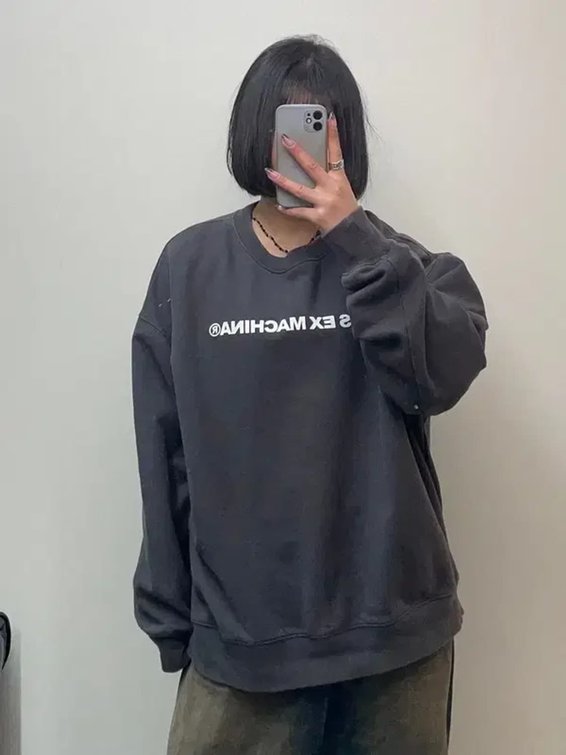 라지 데우스 엑스 마키나 레터링 맨투맨 차콜 상품이미지1